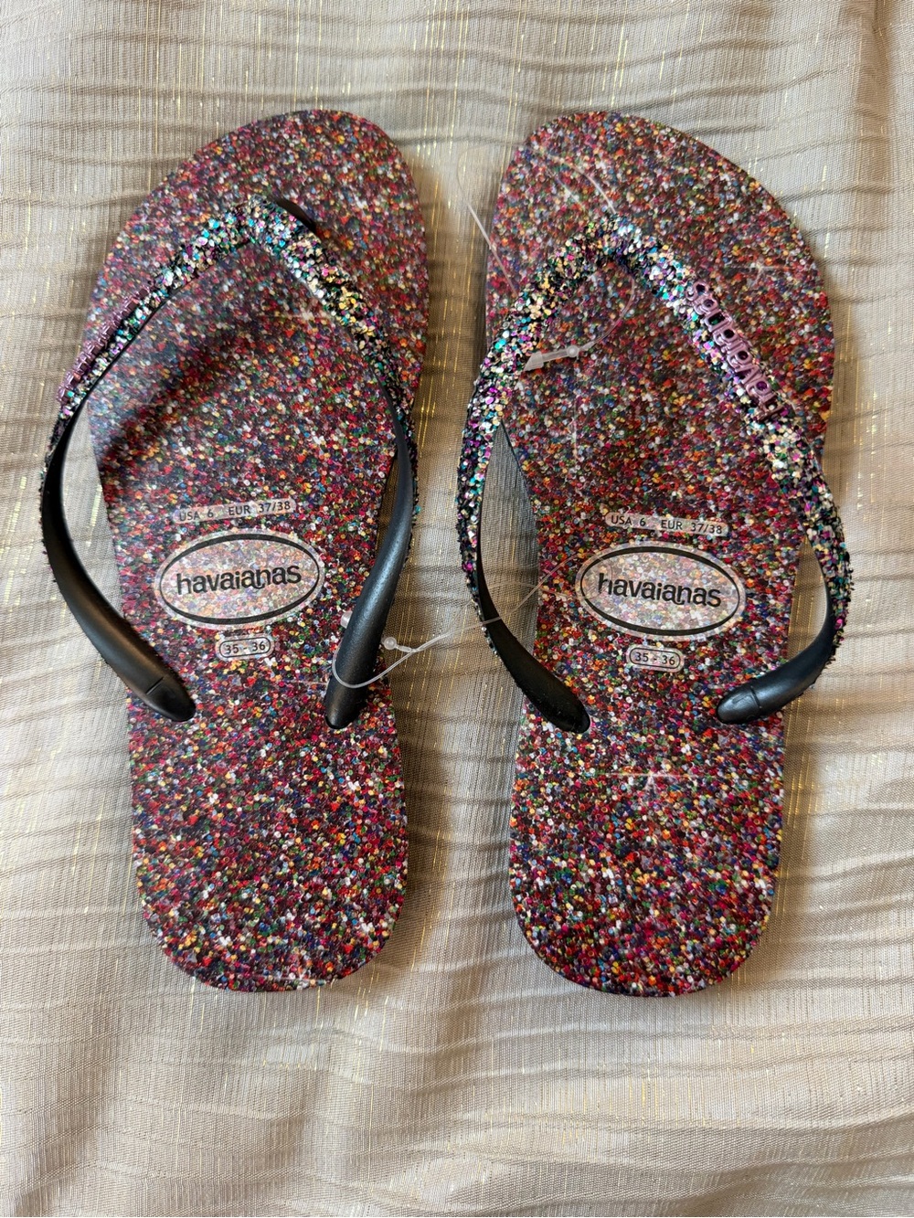 NWOT Havaianas glitter flip flops. Size 6.